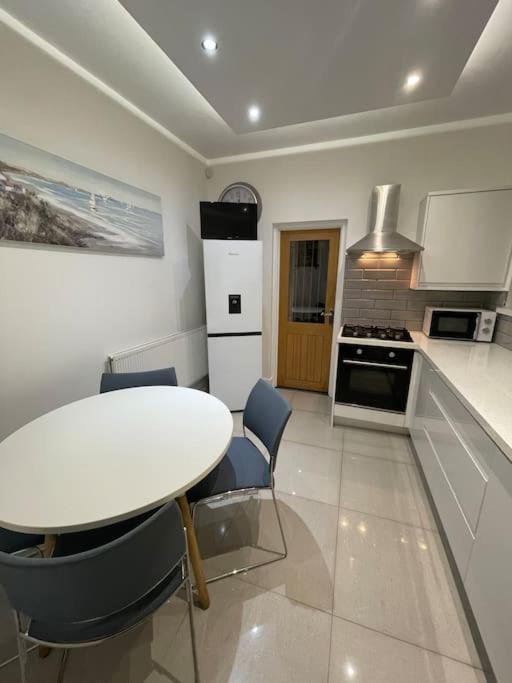 Modern, Spacious And Central Location Aberdare Exterior foto